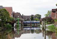 055_7537 Blick auf die Drehbrcke bei Estebrgge; bei Hochwasser ist die Durchfahrtshhe fr Sportboote recht gering. Seit dem Mittelalter war die Brcke bei Estebrgge die einzige Querungsmglichkeit im Unterlauf der Este. Ursprnglich als Hollnder-Zugbrcke ausgefhrt, verbindet die heutige Drehbrcke die Jorker Ortsteile Estebrgge und Moorende.