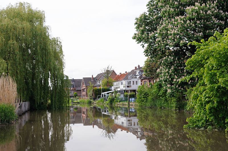 Motive aus dem Alten Land - der Wasserweg Este. Weiden und blhende Kastanienbume am Flussufer.  056_7547 Das Sportbootrevier der Este fhrt entlang der Obstfelder und kleinen Ortschaften, deren Huser direkt am Flussufer liegen. Zweige der Weiden hngen ber den Flusslauf - mchtige blhende Kastanien stehen am Ufer.