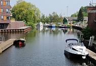 059_7502 Der Buxtehuder Hafen wird fr den Wirtschaftsverkehr nicht mehr genutzt. Sportboote knnen an den Anlegern am Ende des ehemaligen Hafenbeckens festmachen und die historische Altstadt Buxtehudes besichtigen. 