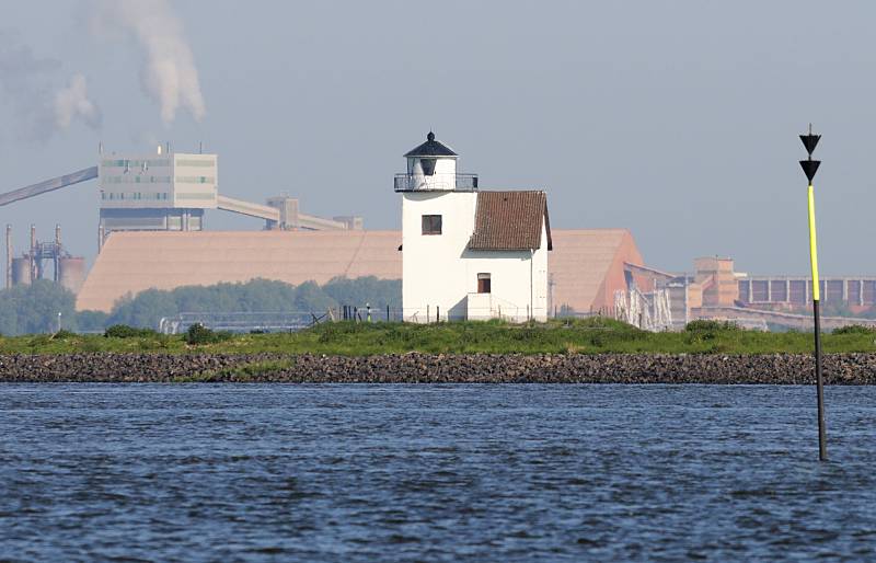 Bilder aus der Metropolregion Hamburg / Elbe bei Stade. Leuchtfeuer Julessand - Aluminium Oxyd Stade. 062_8012 Blick vorbei am historischen Leuchtfeuer Julessand zum gegenber liegenden Elbufer zur Aluminium Oxyd Stade GmbH. Rechts steckt im Boden der flachen Elbe ein Seezeichen, das auf eine Gefahrenstelle / Untiefe hinweist; die Stellung der schwarzen Dreiecke weist darauf hin, das diese Gefahrenstelle sdlich des Steckens umfahren werden muss.