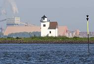 062_8012 Blick vorbei am historischen Leuchtfeuer Julessand zum gegenber liegenden Elbufer zur Aluminium Oxyd Stade GmbH. Rechts steckt im Boden der flachen Elbe ein Seezeichen, das auf eine Gefahrenstelle / Untiefe hinweist; die Stellung der schwarzen Dreiecke weist darauf hin, das diese Gefahrenstelle sdlich des Steckens umfahren werden muss.