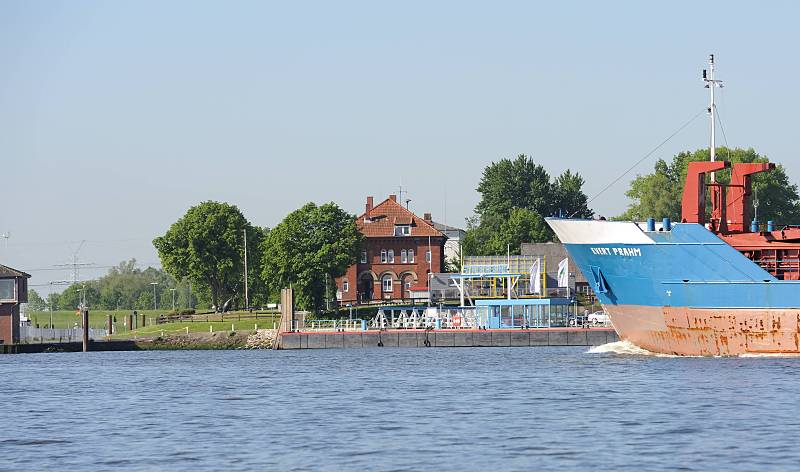 Bilder aus der Metropolregion Hamburg / Anleger am Stadersand - Schiffsbug, Frachter in Fahrt. 064_4775 Blick zum Fhranleger Stadersand - lks. mndet die Schwinge in die Elbe. Der Frachter EVERT PRAHM fhrt flussaufwrts Richtung Hamburger Hafen; das 1996 gebaute Schiff hat seinen Heimathafen in Leer und hat ein Frachtvolumen von 1598 Tonnen.