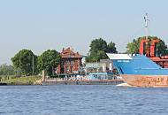 064_4775 Blick zum Fhranleger Stadersand - lks. mndet die Schwinge in die Elbe. Der Frachter EVERT PRAHM fhrt flussaufwrts Richtung Hamburger Hafen; das 1996 gebaute Schiff hat seinen Heimathafen in Leer und hat ein Frachtvolumen von 1598 Tonnen.