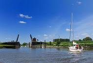 067_4813 Das Schwinge Sperrwerk ist nach der Sturmflut von 1962 gebaut und 1971 in Betrieb genommen worden. Das Sperrwerk schtzt die Stadt Stade und das Industriegebiet Btzflether Sand. Ein Segelboot fhrt mit seinem Hilfsmotor auf das geffnete Sperrwerk zu. 