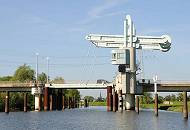 072_8054 Die Waagebalkenklappbrcke ber die Schwinge hat eine Spannweite von 29m - ein Brckenpegel zeigt die lichte Durchfahrtshhe an. Bei Bedarf wird die Brcke fr die Schifffahrt geffnet. Im Hintergrund der Kirchturm der Stader St. Cosmae-Kirche.