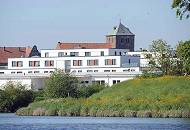 074_4793 Blick ber die Schwinge nach Stadt. Am Ufer des niederschsischen Flusse weisse Neubauten, dahinter die historische St. Wilhadi Kirche. Die gotische Kirche  wurde nach dem Bischof Willehard benannt, der als Missionar in Friesland und Sachsen aktiv war und heilig gesprochen wurde.