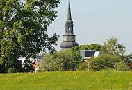 076_8062 Blick von der Schwinge auf den Barockturm der in der zweiten Hlfte des 13. Jahrhundert ursprnglich im Stil der Backsteingotik erbauten St. Cosmae et Damiani Kirche. Die Zwillingsbrder Cosmas und Damian waren rzte und Mrtyrer, die ihre Kranken unentgeltlich behandelten.