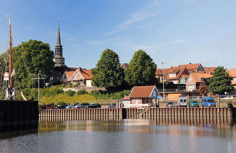 Tourismus in der Metropolregion Hamburg / Hansestadt Stade. Einfahrt zum Hafen Stade - Altstadt mit St. Cosmae-Kirche.  078_8068 Blick auf die Stader Altstadt mit den historischen Fachwerkhusern und dem Kirchturm der St. Cosmae-Kirche. Stade (Stethu) wird 994 zum erstenmal schriftlich erwhnt und 1209 erhlt Stade sein eigenes Stadtrecht.