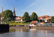 078_8068 Blick auf die Stader Altstadt mit den historischen Fachwerkhusern und dem Kirchturm der St. Cosmae-Kirche. Stade (Stethu) wird 994 zum erstenmal schriftlich erwhnt und 1209 erhlt Stade sein eigenes Stadtrecht. 