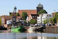 079_8070 Anleger im Stader Hafen - am Ufer moderne Neubauten und der viereckige Kirchturm der gotischen Hallenkirche St. Wilhadi. Der Ursprung der Kirche geht bis in das 11. Jahrhundert zurck.  