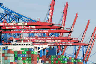 0392 Containerkräne über einem Containerfrachter am Container Terminal Burchardkai im Waltershofer Hafen von Hamburg. 