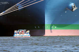 0401 Bug der MOL TRIUMPH im Waltershofer Hafen - Container Terminal Burchardkai in Hamburg; ein Fahrgastschiff mit Touristen an Bord betrachten das riesige Frachtschiff. 