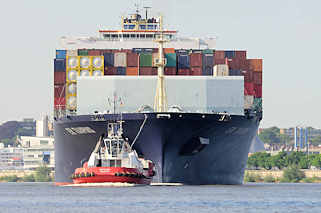 9265 Der Containerfrachter E.R. Tianping läuft in den Hamburger Hafen ein; ein Schlepper zieht das 334.00 m lange Frachtschiff auf dem Köhlbrand Richtung Container-Terminal Altenwerder. Der Frachter hat einen Tiefgang von 14.50 m und kann 8204 TEU transportieren.