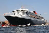 10_4393 Die Queen Mary 2 auf der Elbe vor Hamburg Neumühlen, Motoryachten, Barkassen und Fahrgastschiffe der Hamburger Hafenrundfahrt verabschieden das Kreuzfahrtschiff. Die R.M.S. (Royal Mail Ship)  Queen Mary 2 (QM2) ist mit 148.528 BRZ eines der größten Passagierschiff der Welt. Das britische Kreuzfahrtschiff  hat eine Länge von 345 m und eine Breite von 45 m. Der Luxusliner bietet in 1310 Kabinen bis zu 2.620 Passagieren Platz und hat eine Besatzung von 1.253 Personen. ©www.fotograf- hamburg.de