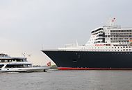 15_4650 Ein Fahrgastschiff der Hamburger Hafenrundfahrt ist der Queen Mary 2 auf der Elbe entgegen gefahren; die Passagiere an Bord begrüssen das grosse Kreuzfahrtschiff in der Hansestadt Hamburg. Die Queen Mary 2 ist mit einer Länge von 345 m und eine Breite von 45 m eines der grössten Passierschiffe der Welt. Der Luxusliner bietet in 1310 Kabinen bis zu 2.620 Passagieren Platz und hat eine Besatzung von 1.253 Personen. ©www.fotograf-hamburg.de