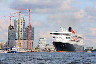 8546 Die Queen Mary 2 hat ihren Liegeplatz am Cruisecenter in der Hamburger Hafencity verlassen und befindet sich in Höhe der Baustelle der Elbphilharmonie.