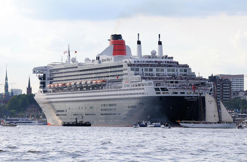 8600 Das Passagierschiff Queen Mary 2 fhrt elbabwrts in Hhe Hamburg Altona - kleine Sportboote und Barkassen begleiten das grosse Passagierschiff.