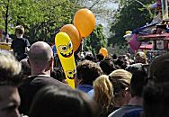 011_17491 - Das Osterstrassenfest im Hamburger Stadtteil Eimsbttel ist eines der beliebtesten Strassenfeste der Hansestadt - bis zu einer halben Million besuchen das Stadtteilfest. Dicht gedrngt schieben sich die Besucher ber die Osterstrasse, die Einkaufsstrasse Eimsbttels - Kinder tragen bunte Luftballons oder sitzen auf der Schulter ihres Vaters.