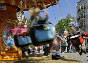011_17492 - Auch die Kinder haben ihren Spass auf dem Stadtteilfest an der Osterstrasse - sie fahren in der Frhlingssonne frhlich im Kettenkarussell.