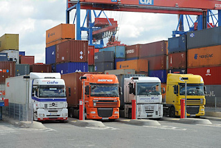 0228 Lastkraftwagen HHLA Terminal Altenwerder - Lastkraftwagen bringen die Container oder holen ihre Ladung ab. Der Portalkran setzt die Stahlbox auf das Chassis des LKW.