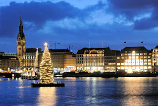 1287 Weihnachtsstimmung am Abend - Alstertanne auf der Binnenalster, Rathaus und Jungfernstieg. Blick zur beleuchten Hamburger City - Geschäftshäuser und Rathaus. 