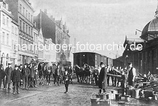 401_1901 Altes Foto von der Altonaer Hafenbahn - Waggons auf den Gleisen. Rechts die Altonaer Fischauktionshalle - Handkarren und Pferdewagen stehen auf der gepflasterten Strasse.
