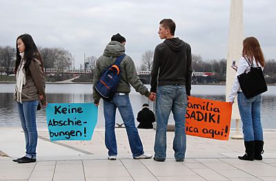 011_15381 - Hamburger Schlerinnen und Schler protestieren an der Binnenalster gegen die geplante Abschiebung afghanischer Familien durch den Innensenator Udo Nagel.