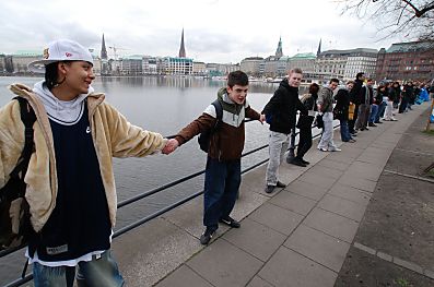 011_15383 - mit einer Menschenkette um die Binnenalster protestierten die Schler verschiedener Hamburger Schulen gegen die drohende Abschiebung afghanischer Kinder. 