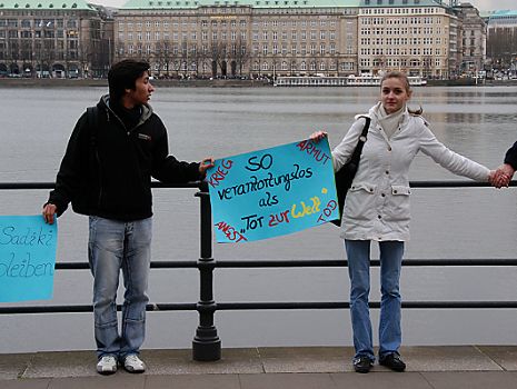 011_15385 - Hamburg - so verantwortungslos als "Tor zur Welt"! Protestplakat gegen Abschiebung.