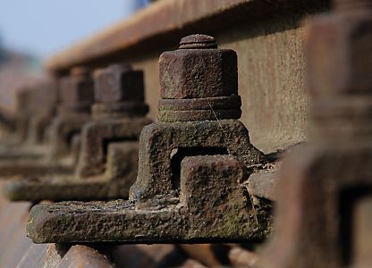 011_15394 - Eisenhalterungen, die Eisenbahnschienen an den Bahnschwellen befestigen.