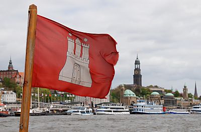 011_15706 - Hamburg Flagge im Wind auf der Elbe; im Hintergrund die St. Pauli Landungsbrcken und das Wahrzeichen der Hansestadt der Michel. 