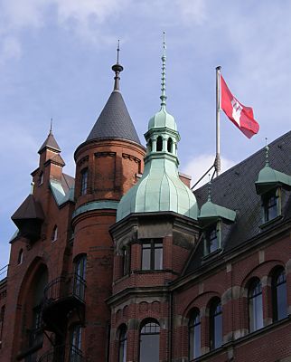 011_15709 - die Fahne Hamburgs am Fahnenmast auf dem Dach eines Lagerhauses in der Speicherstadt. 