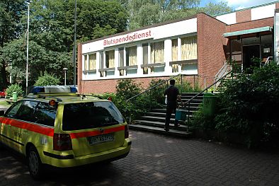 011_14520 - Blutspendedienst in Hamburg Eilbek; ein Wagen des ASB steht vor dem Eingang.