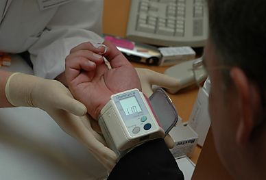 011_14523 - bei der Gesundheits - Untersuchung wird vorab beim Spender der Blutdruck gemessen.