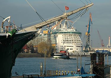 011_14001 - das Kreuzfahrtschiff ist in der Werft eingedockt; im Vordergrund der Bug + Galionsfigur vom historischen Segelschiff Rickmer Rickmers. 