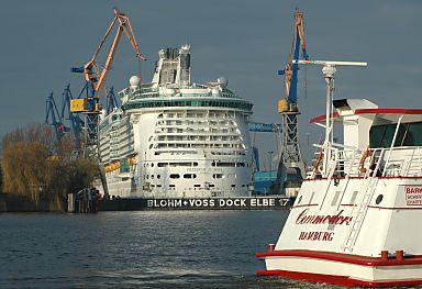 011_14002 - die Freedom of the seas auf der Werft Bohm+Voss im Dock Elbe 17.