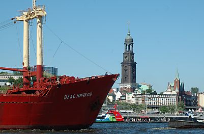 011_14250 - ein russisches Frachtschiff luft in den Hamburger Hafen ein; im Hintergrund das Wahrzeichen Hamburgs die St. Michaeliskirche, auch Michel genannt; re. davon die Gustaf-Adolf-Kirche. 