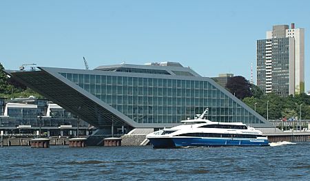 011_14252 - im Vordergrund die moderne Katamaranfhre nach Stade an der Elbe; dahinter das sogen. "Dockland" Gebude; dessen moderne Architektur wurde vom Architekturbro Bothe, Richter, Teherani BRT entworfen. 