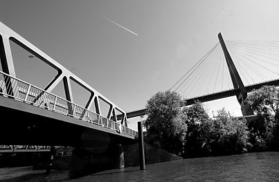 011_14253 - Brcken im Hamburger Hafen; lks. ein Pfeiler der Khlbrandbrcke 