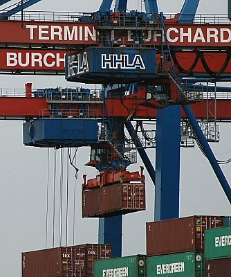 011_14806 - Containerterminal Burchardkai; die Container werden mit Krnen vom Schiff transportiert - die Containerbrcken haben einen Ausleger von ca. 45m. 