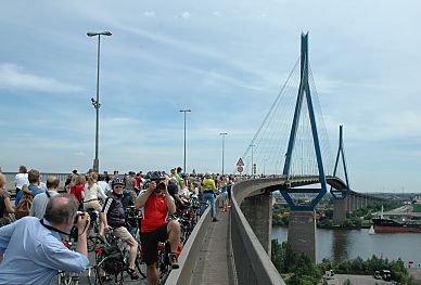 03_13818 - die hchste Stell der Brcke ist fast erreicht; ein kurzer Stopp fr ein Schnappschuss ber das Panorama