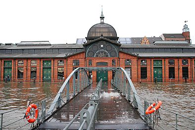 011_15102 - Blick vom Fhranleger Altona Fischmarkt zur Fischauktionshalle - zwei rote Rettungsringe hngen am Gelnder; das Hochwasser hat die Kaimauer bersplt und dringt in das Gebude ein.