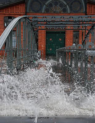 011_15105 - Wellengang und Gischt auf der Anleger Brcke - ab 350 cm ber Normal Null wird von einer Sturmflut gesprochen, ab 450cm von einer schweren und ab 550 cm von einer sehr schweren Sturmflut. Im Januar 1976 betrug der Wasserstand 6,45 cm ber NN. 