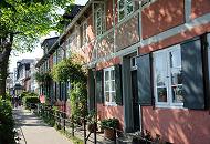 33_3073 Architekturgeschichte Hamburg Altonas - denkmalgeschützte Häuser Övelgönne. Fachwerkgebäude am Elbweg, Fenster mit grünen Fensterluken. Övelgönne (auch Oevelgönne) war bis 1890 eine kleine Landgemeinde und bis 1938 ein Stadtteil von Altona. Jetzt ist Oevelgoenne ein Teil des Stadtteils Othmarschen und der Weg entlang der Elbe beim Oevelgönner Museumshafen trägt diesen Namen. 