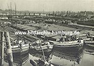 11_17520 historisches Foto von der Billwerder Bucht ca. 1930; dicht gedrngt liegen die Binnenschiffe Seite an Seite in dem Hamburger Binnenschiffhafen. Am Bug der Schiffe sind die schweren Anker zu erkennen - lks. eine hlzerne Duckdalbe.