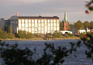 11_17527 Blick ber den Holzhafen und die alte Doveelbe in Hamburg Moorfleet - auf der gegenber liegendes Seite der Moorfleeter Deich in der Abendsonnen. Rechts davon die Moorfleeter  St. Nikolaikirche.